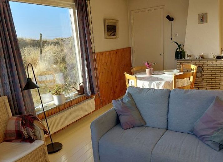 Bungalow Karbonkel in Midsland aan Zee, Terschelling, mit Schnee bedeckt in einer ruhigen Duenenlandschaft.