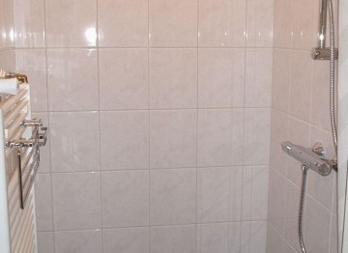 Bungalow Karbonkel in Midsland aan Zee, Terschelling, mit Schnee bedeckt in einer ruhigen Duenenlandschaft.