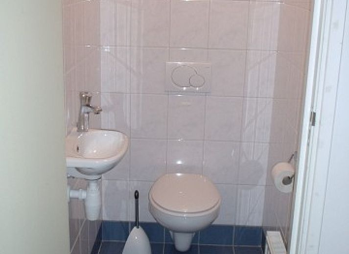 Bungalow Karbonkel in Midsland aan Zee, Terschelling, mit Schnee bedeckt in einer ruhigen Duenenlandschaft.