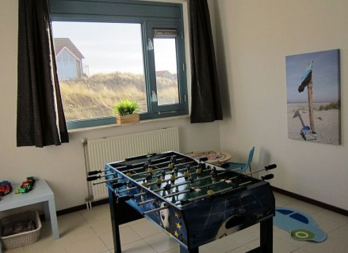 Moderne Kche im Ferienhaus Nij Jit mit Blick auf die Dnen von Midsland aan Zee, Terschelling.