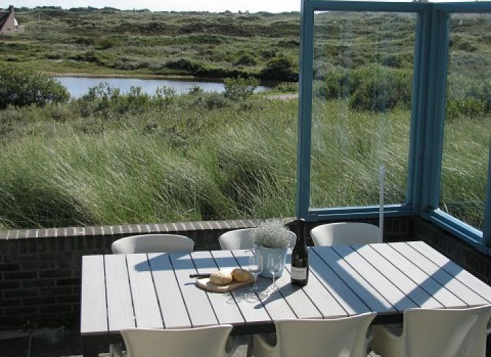 Moderne Kche im Ferienhaus Nij Jit mit Blick auf die Dnen von Midsland aan Zee, Terschelling.