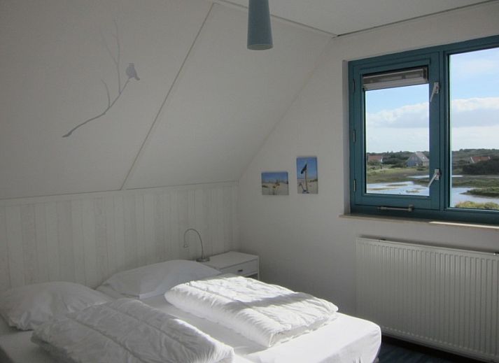 Moderne Kche im Ferienhaus Nij Jit mit Blick auf die Dnen von Midsland aan Zee, Terschelling.