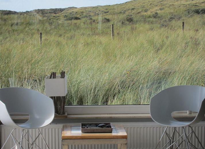 Moderne Kche im Ferienhaus Nij Jit mit Blick auf die Dnen von Midsland aan Zee, Terschelling.