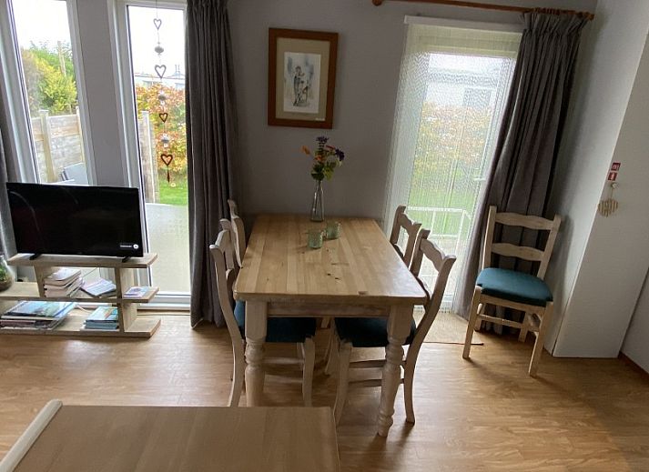 Terras met picknicktafel bij De Clochard nr 37 chalet in Midsland Noord, Terschelling.