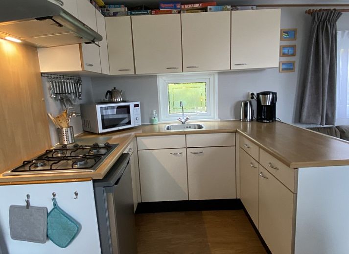 Terras met picknicktafel bij De Clochard nr 37 chalet in Midsland Noord, Terschelling.