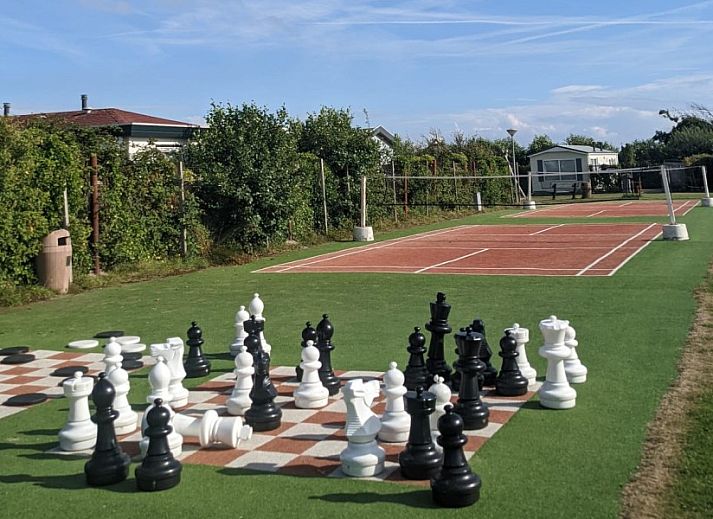 Open woonkamer in De Clochard nr 37 chalet met uitzicht op tuin, Midsland Noord.