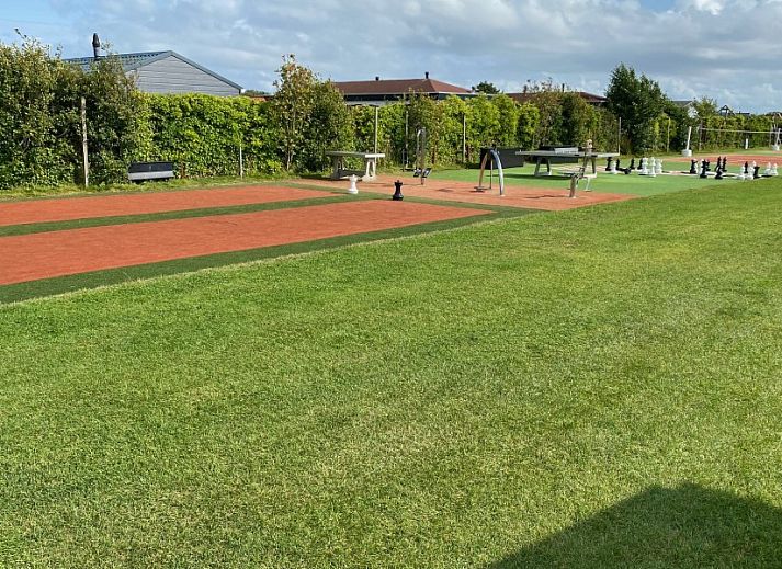 Open woonkamer in De Clochard nr 37 chalet met uitzicht op tuin, Midsland Noord.