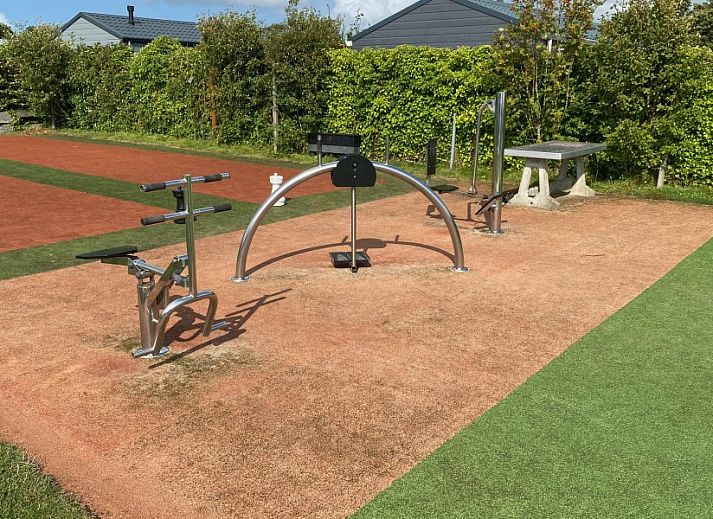 Open woonkamer in De Clochard nr 37 chalet met uitzicht op tuin, Midsland Noord.