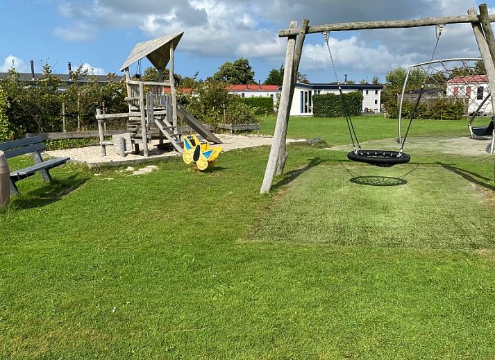 Open woonkamer in De Clochard nr 37 chalet met uitzicht op tuin, Midsland Noord.