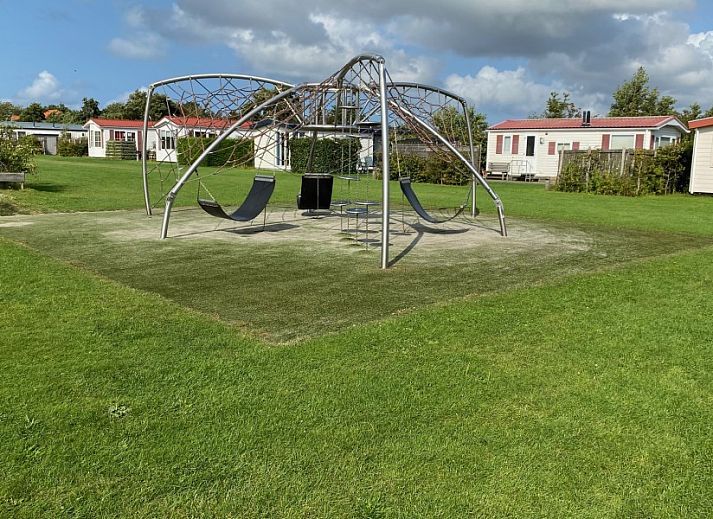 Open woonkamer in De Clochard nr 37 chalet met uitzicht op tuin, Midsland Noord.