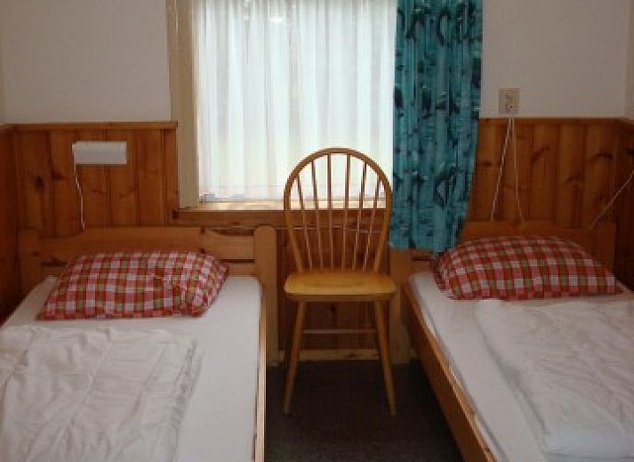 Ingang van vakantiehuis Brunel in Midsland Noord, Terschelling, met houten hek.