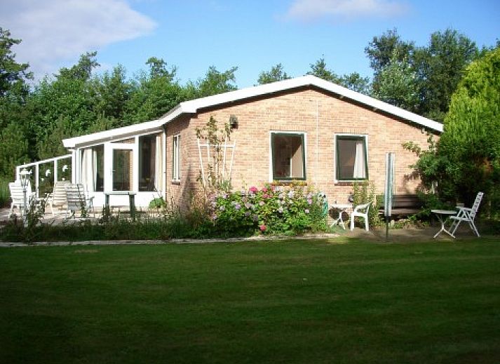 Botter Ferienhaus in Midsland Nord Terschelling mit gruenem Garten und Fahnenmast
