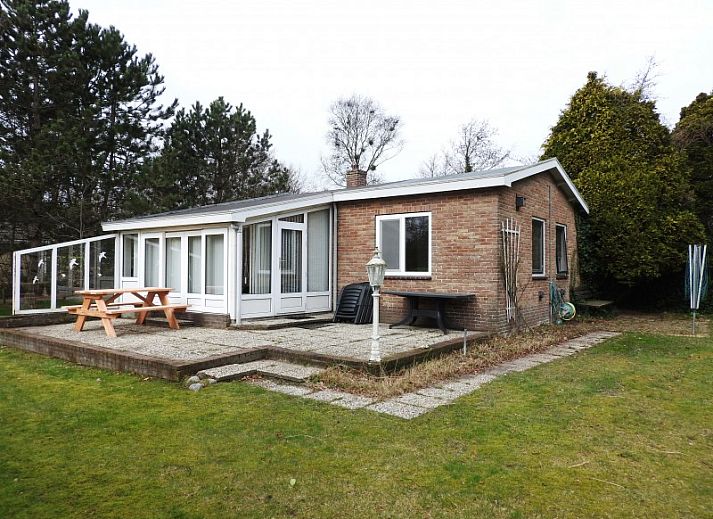 Botter Ferienhaus in Midsland Nord Terschelling mit gruenem Garten und Fahnenmast
