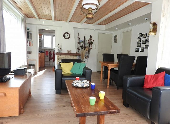 Botter Ferienhaus in Midsland Nord Terschelling mit gruenem Garten und Fahnenmast