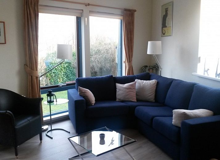 Glissando bungalow in Midsland Noord, Terschelling with charming wooden facade and red accents.