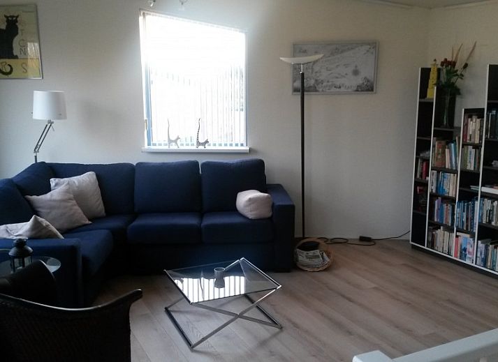 Glissando bungalow in Midsland Noord, Terschelling with charming wooden facade and red accents.