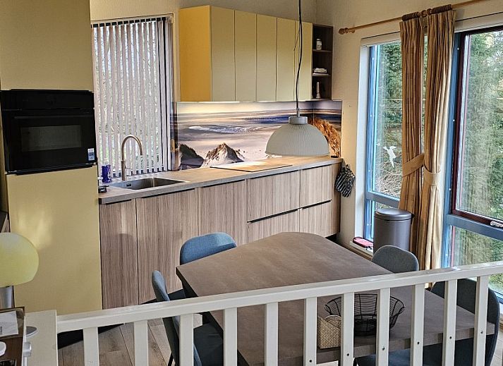 Glissando bungalow in Midsland Noord, Terschelling with charming wooden facade and red accents.