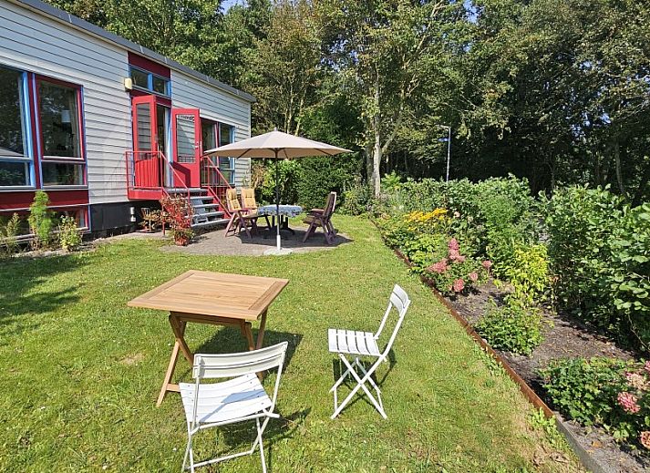 Cozy living room in Glissando bungalow, Midsland Noord, Terschelling with comfortable blue sofa.