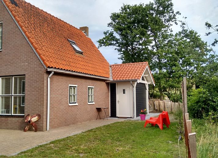Gemuetliche Terrasse im Ferienhaus WadsEb.com in Klein Hoorn, Terschelling mit Blick auf Pferde und Natur.