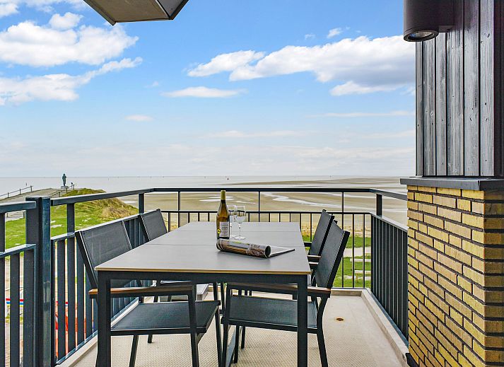 Uitzicht op zee vanaf het balkon van 4-persoons appartement 4L2 in West-Terschelling, Terschelling, Waddeneilanden.