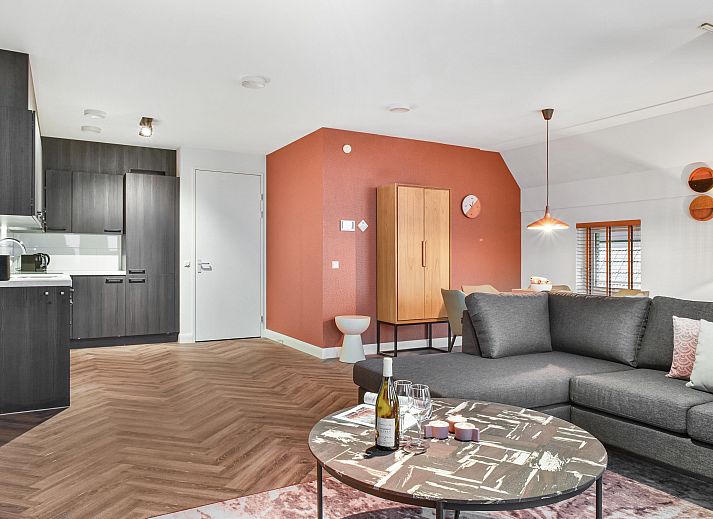 Gezellige woonkamer met uitzicht op natuur in 4-persoons appartement 4L2, West-Terschelling, Terschelling, Waddeneilanden.