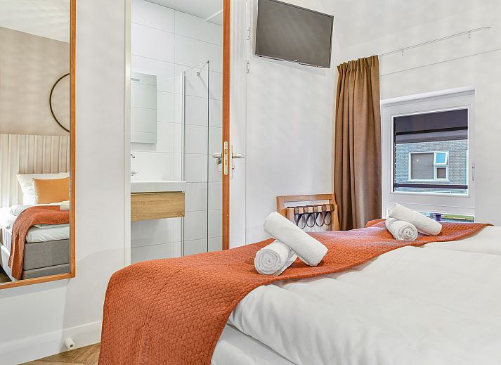 Gezellige woonkamer met uitzicht op natuur in 4-persoons appartement 4L2, West-Terschelling, Terschelling, Waddeneilanden.