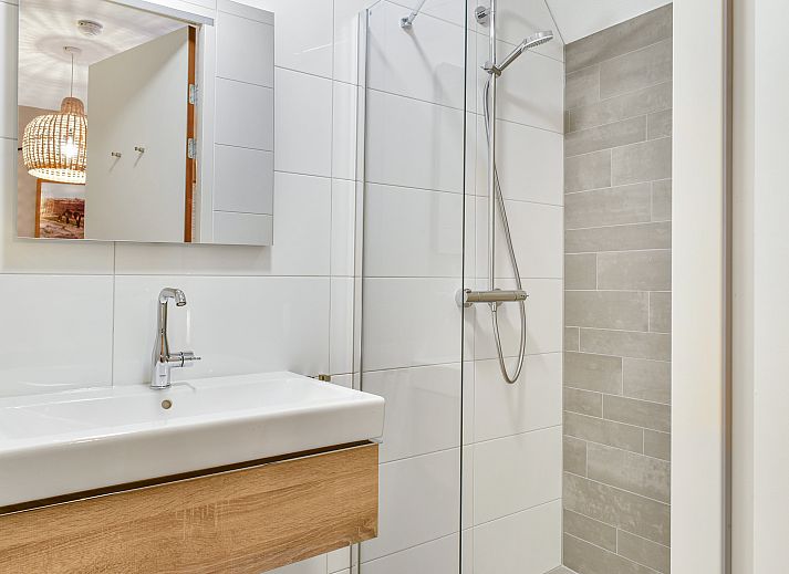 Gezellige woonkamer met uitzicht op natuur in 4-persoons appartement 4L2, West-Terschelling, Terschelling, Waddeneilanden.