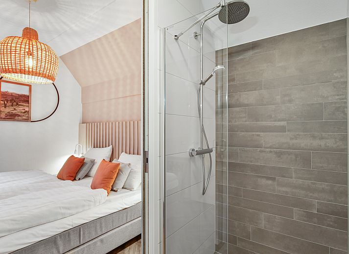 Ruime woonkamer met moderne inrichting in 4-persoons appartement 4L2, West-Terschelling, Terschelling, Waddeneilanden.