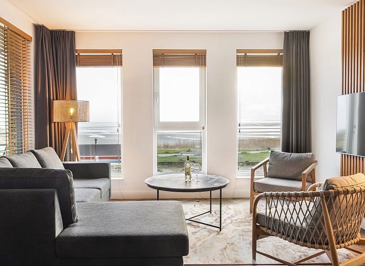 Ruime woonkamer met moderne inrichting in 4-persoons appartement 4L2, West-Terschelling, Terschelling, Waddeneilanden.