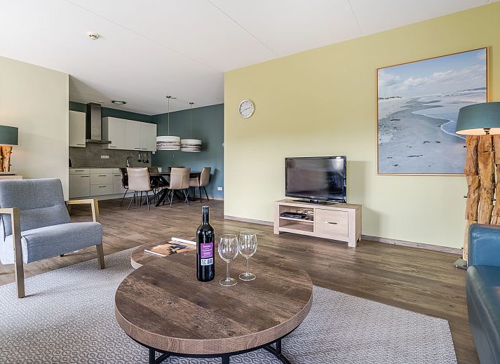 Gezellige woonkamer in West Terschelling 6-persoons appartement 6LA met moderne inrichting op Terschelling, Waddeneilanden.