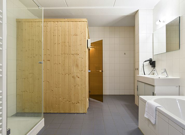 Gezellige woonkamer in West Terschelling 6-persoons appartement 6LA met moderne inrichting op Terschelling, Waddeneilanden.