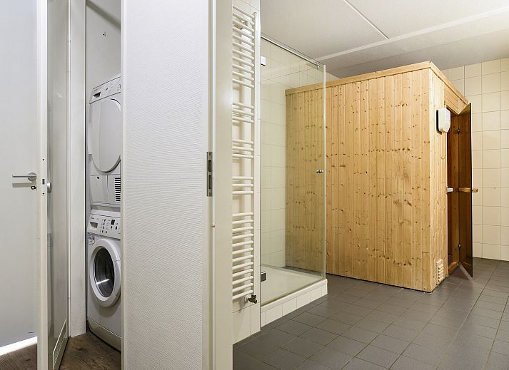 Gezellige woonkamer in West Terschelling 6-persoons appartement 6LA met moderne inrichting op Terschelling, Waddeneilanden.