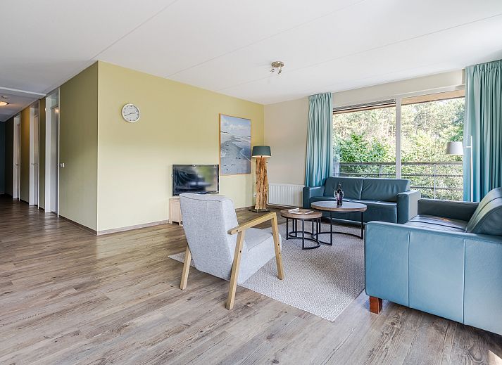 Ruime zithoek met uitzicht op groen in West Terschelling 6-persoons appartement 6LA, Terschelling, Waddeneilanden.