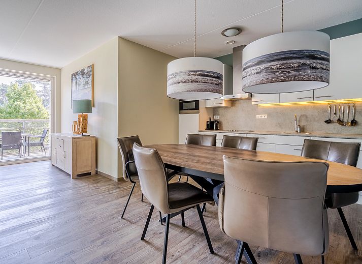 Eethoek en keuken in West Terschelling 6-persoons appartement 6LA, ideaal voor familie-etentjes op Terschelling, Waddeneilanden.