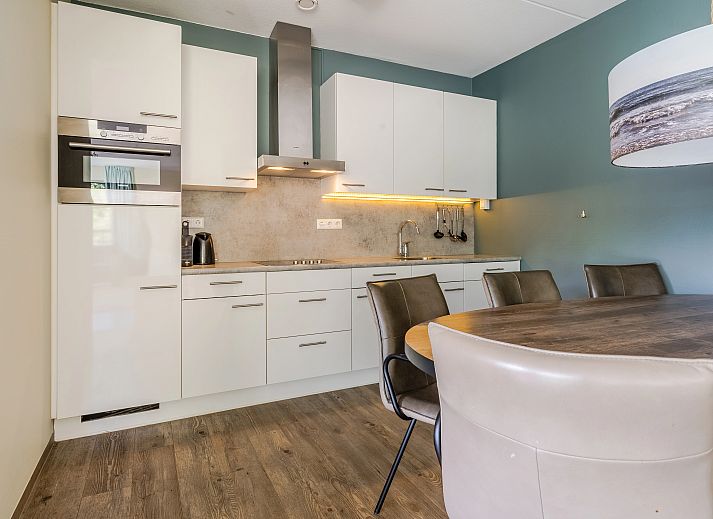 Eethoek en keuken in West Terschelling 6-persoons appartement 6LA, ideaal voor familie-etentjes op Terschelling, Waddeneilanden.