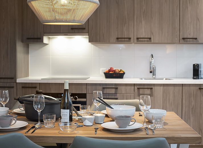 Spacious living room of the 4-person penthouse 4CP in West Terschelling with comfortable sitting area and view of the dunes.