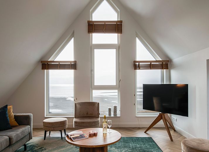 Gezellige woonkamer in 4-6-persoons penthouse 4-6LP, West-Terschelling met uitzicht op de Waddenzee.