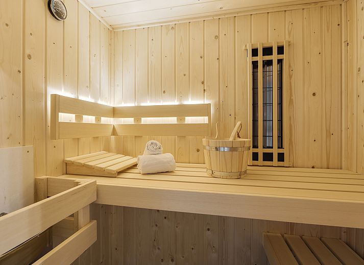 Elegante binnenruimte met comfortabele bank in 4-6-persoons penthouse 4-6LP, Terschelling.