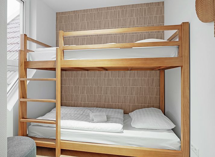 Elegante binnenruimte met comfortabele bank in 4-6-persoons penthouse 4-6LP, Terschelling.