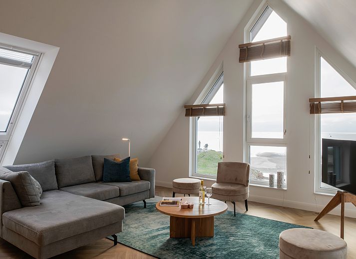 Knusse zithoek met wijnglazen in 4-6-persoons penthouse 4-6LP, West-Terschelling.