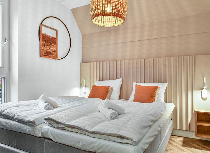 Stilvolles Wohnzimmer in der 4-Personen-Wohnung 4L, West-Terschelling, mit moderner Kueche und gemuetlicher Sitzecke.