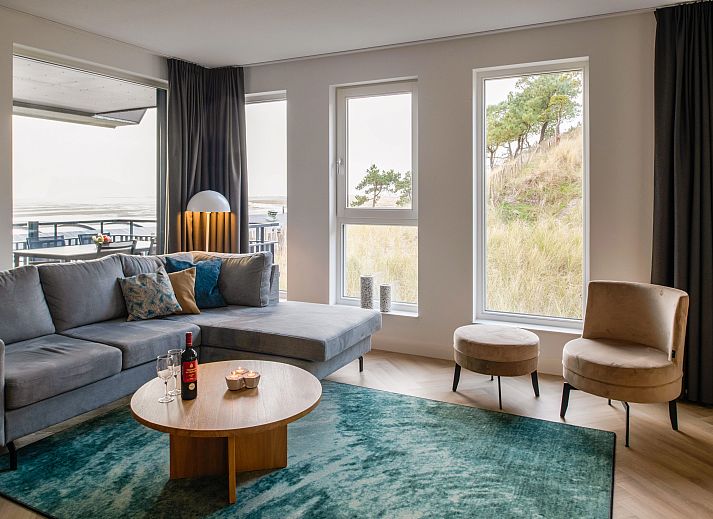 Geraeumiger Balkon der 4-Personen-Wohnung 4L in West Terschelling, mit Blick auf die Duenen und einem Esstisch fuer Mahlzeiten im Freien.