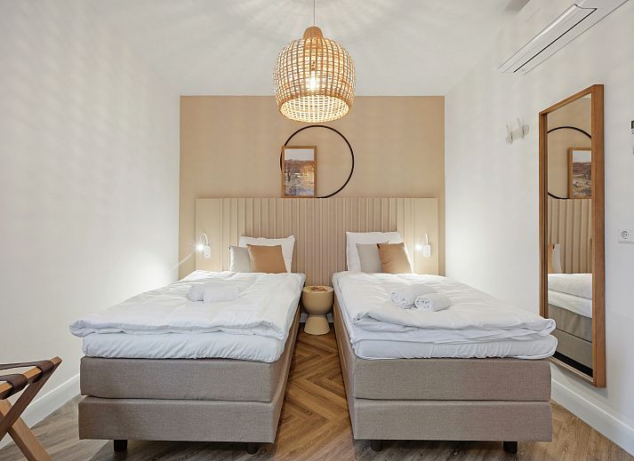 Comfortable sitting area in vacation home 6LP in West Terschelling, ideal for relaxation.