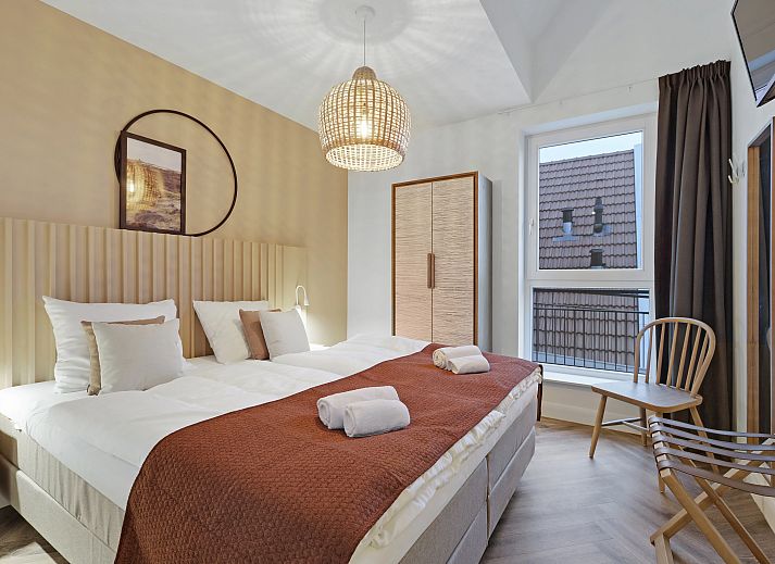 Dining area with modern furnishings in 6-person penthouse 6LP, West Terschelling.
