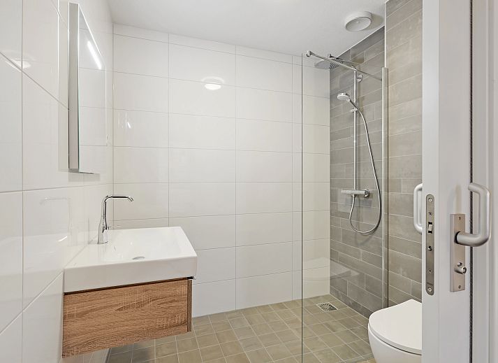 Dining area with modern furnishings in 6-person penthouse 6LP, West Terschelling.