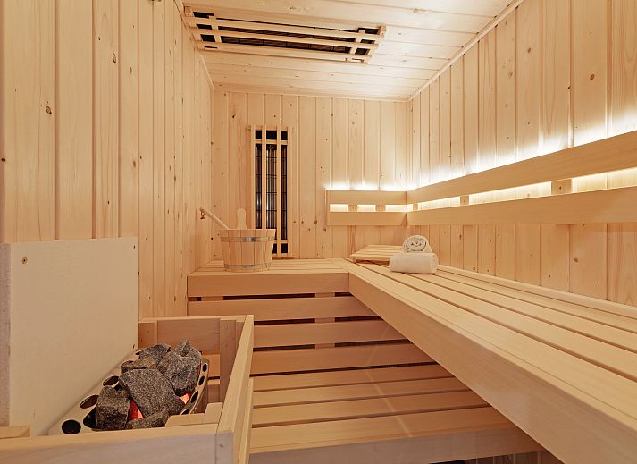 Dining area with modern furnishings in 6-person penthouse 6LP, West Terschelling.