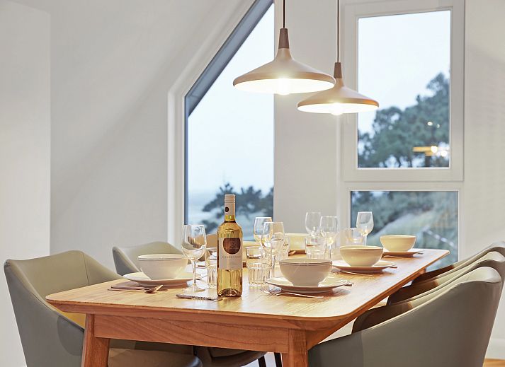 Dining area with modern furnishings in 6-person penthouse 6LP, West Terschelling.