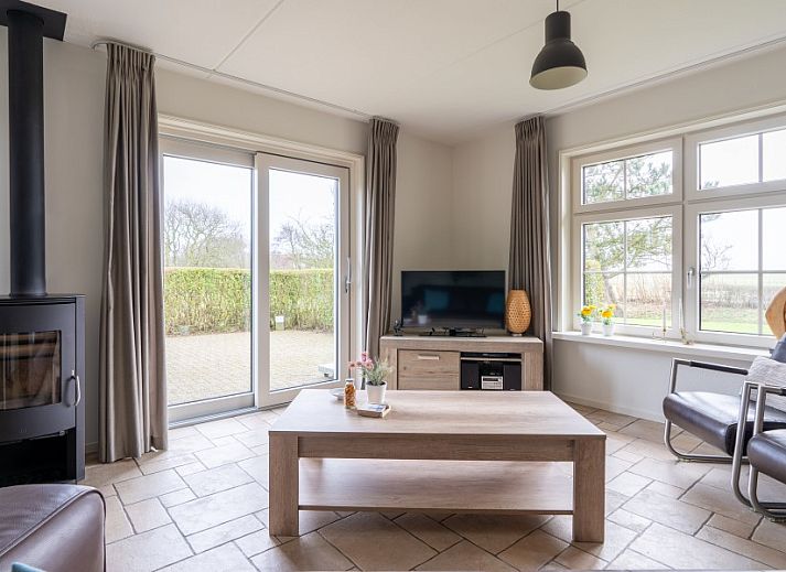De Dijkwachter in Ballum, Ameland, Ferienhaus am Wasser mit Holzterrasse und schoener Aussicht auf die Natur.