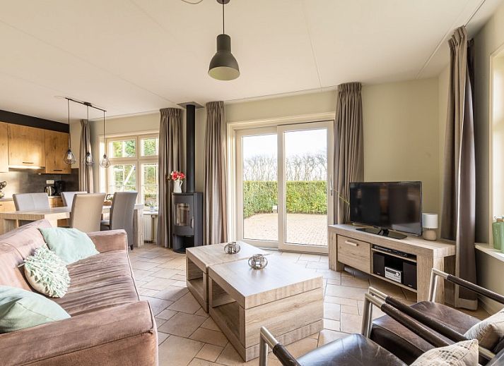 De Dijkwachter in Ballum, Ameland, Ferienhaus am Wasser mit Holzterrasse und schoener Aussicht auf die Natur.