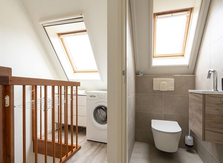 Gemuetliches Wohnzimmer von De Dijkwachter, Ballum, Ameland, mit modernem Mobiliar und Gartenblick.